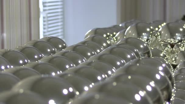 Стеклянные шарики, покрытые серебряной краской, высушиваются в помещении — стоковое видео