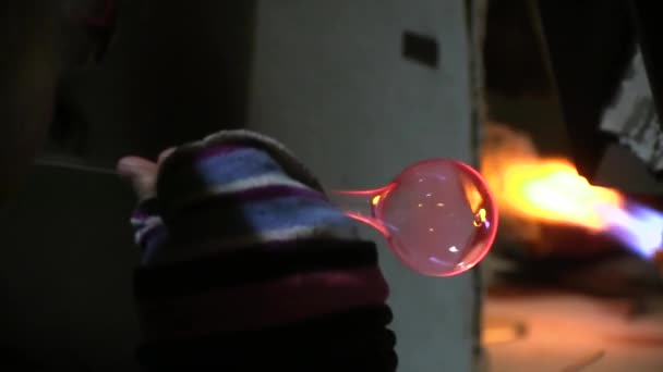 Glassblowing Professional działa na płomień palnika z Rurki szklane — Wideo stockowe