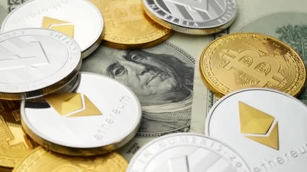 Monedas Bitcoin y Ethereum girando en dólares — Vídeos de Stock