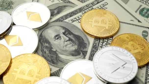 Bitcoin a Ethereum mince, otáčení na dolary — Stock video