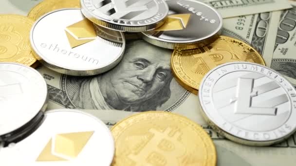 Monedas Bitcoin y Ethereum girando en dólares — Vídeos de Stock