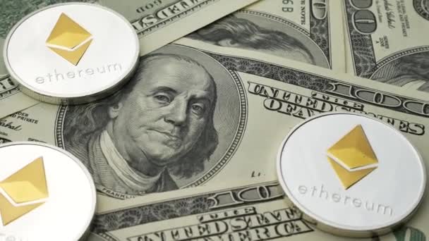 Moedas ETH Ethereum girando em notas de 100 dólares — Vídeo de Stock