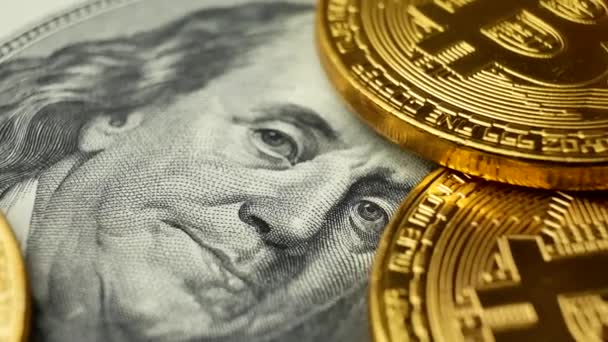 Oro Bitcoin BTC monedas girando en billetes de 100 dólares — Vídeos de Stock