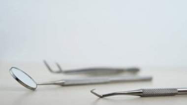 temel dişçi araçları üzerinde beyaz izole