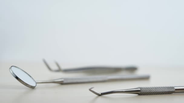 Основные стоматологические инструменты, изолированные на белом — стоковое видео