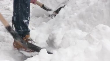 Şehirde bir kürek ile yoğun bir kar yağışı sonra temizlik kar. Anormal kar fırtınası
