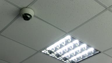 CCTV güvenlik sistemi. Güvenlik video kamera altında tavan