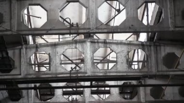 Eski sanayi grunge salonu metal yapılar ile. Eski fabrika veya modern depo içi. Sanayi depo yapısı iç. Demir ve çelik fabrikası Oda yapısı