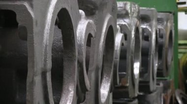 Bir mühendislik bitki yalan üzerine bir ambar, demir metal iş parçası