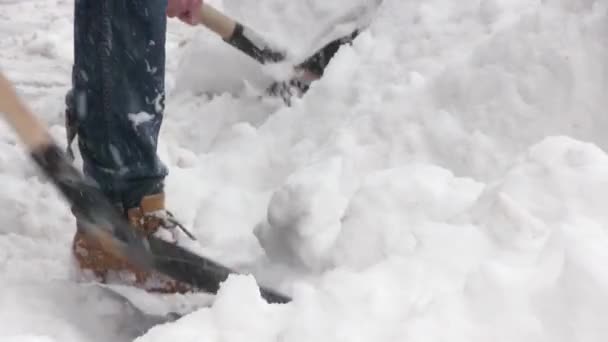 Schneeräumen Mit Einer Schaufel Der Stadt Nach Starkem Schneefall Ungewöhnlicher — Stockvideo