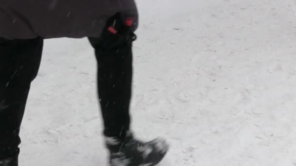 Люди Идут Тротуару Заснеженному Городу После Сильного Снегопада Метели — стоковое видео