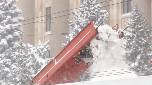 Transportband Sneeuw Machine Schoonmaken Met Een Schop Stad Een Zware — Stockvideo