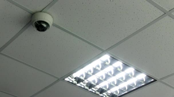 Cctv Beveiligingssysteem Video Bewakingscamera Onder Plafond — Stockvideo