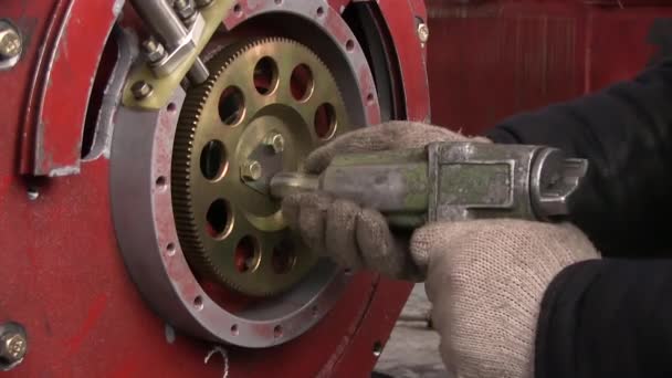 Trabajador Mecánico Apretando Los Tornillos Planta Reparación Montaje Del Motor — Vídeos de Stock