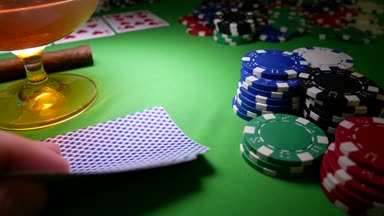 Yeşil tablo casino poker fişleri ile kalpleri ve elmas aslardan