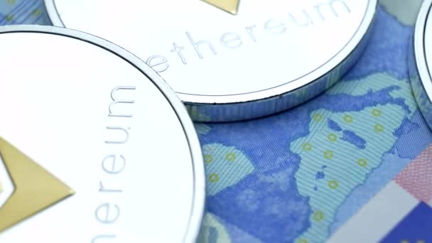 Монеты Ethereum ETH, вращающиеся на банкнотах евро — стоковое видео