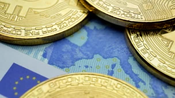 Bitcoin-Goldmünzen rotieren auf Euro-Scheinen — Stockvideo