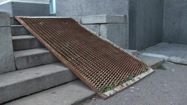 Rolstoel gebonden persoon in de buurt van trappen. Concept van beperkingen en toegankelijkheid — Stockvideo