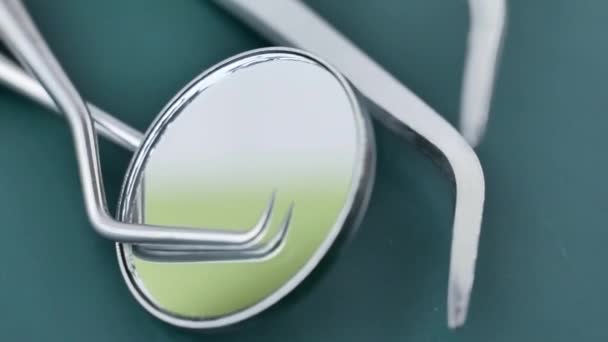 Lékařské dentální nástroje na zeleném povrchu — Stock video