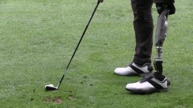 Protez bacakla oynarken golf engelli kişi