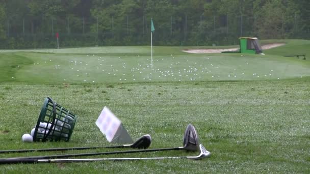 Поле для гольфа в клубе и зеленая трава с мячами для гольфа — стоковое видео
