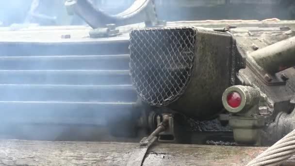Выхлопные газы из танкового двигателя — стоковое видео