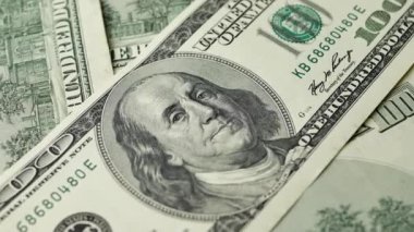 Yüz dolar.