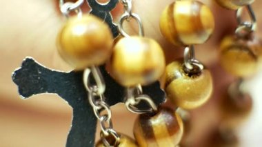 Çapraz ile el ahşap tespih dua adam tutar