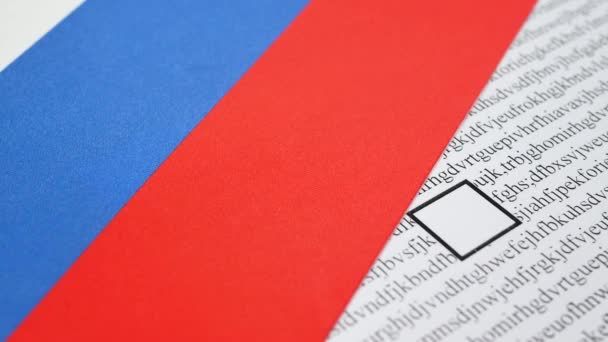 Ruka hlasování při hlasování o červenou tužkou s státní vlajka Ruska — Stock video