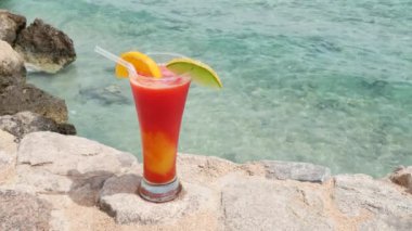 Mavi deniz arka plan üzerinde çilek ve mango mousse