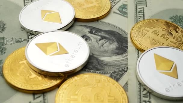 Moedas Bitcoin e Ethereum girando em dólares — Vídeo de Stock