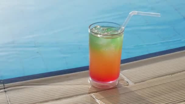 Cóctel multicolor cerca de la piscina de vacaciones — Vídeo de stock