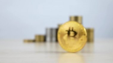 Altın Bitcoin Btc sanal para. Arka plan üzerinde para sikke yığını. Bitcoin cryptocurrency büyüme finansal sistemin
