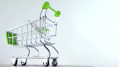 Alışveriş sepeti veya Pazar sepeti isoleted beyaz arka plan üzerinde. Online mağaza kavramı