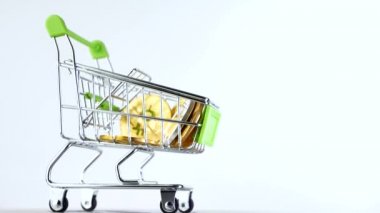 Alışveriş sepeti veya Pazar sepeti ile cryptocurrency bitcoins isoleted beyaz arka plan üzerinde. Online mağaza kavramı