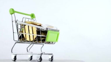 Alışveriş sepeti veya Pazar sepeti ile cryptocurrency bitcoins isoleted beyaz arka plan üzerinde. Online mağaza kavramı