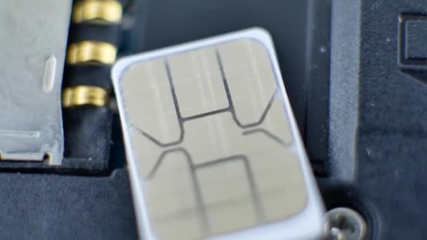 Beyaz nano SIM kartı ve cep telefonu yuvaya — Stok video