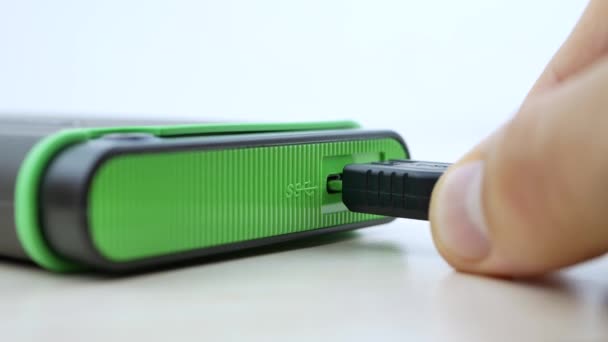USB-Micro-b-Datenkabel mit Anschluss an externe oder tragbare Festplatte HDD oder SSD — Stockvideo