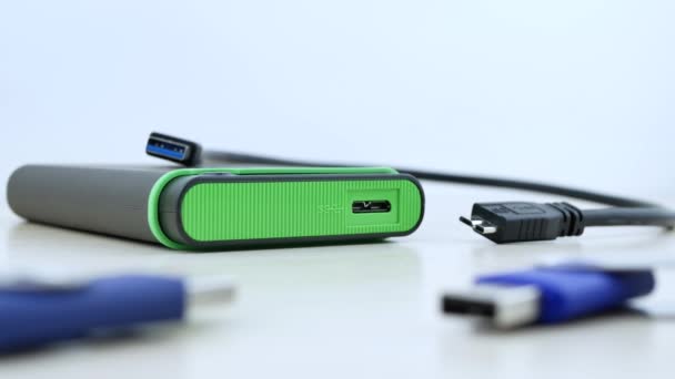 Cable de datos con SSD y unidad flash USB azul — Vídeos de Stock