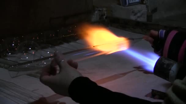 Foukání skla Professional pracuje na pochodeň plamen se skleněnými trubicemi — Stock video