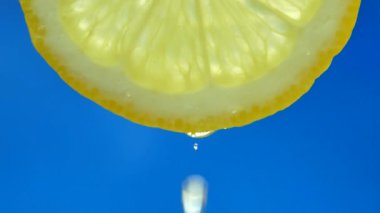 Bir dilim limon saf su veya meyve suyu damlayan bir damla