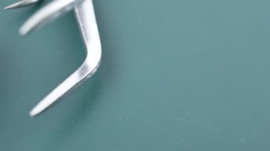 Yeşil yüzey üzerinde tıbbi diş aletleri