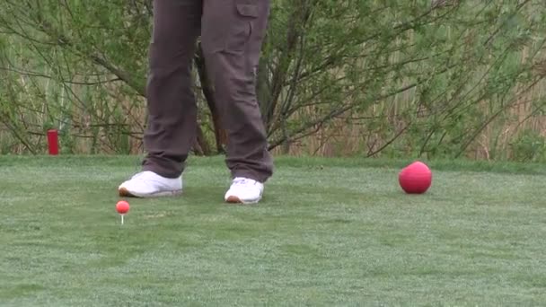 Человек, играющий в гольф на зеленой траве — стоковое видео