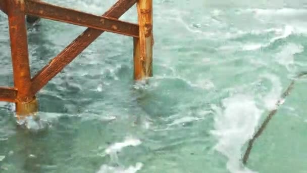Νερό στη θάλασσα ή τον ωκεανό στην παραλία — Αρχείο Βίντεο