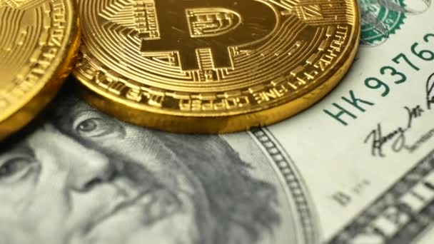 Koin emas bitcoin BTC berputar pada uang kertas 100 dolar — Stok Video