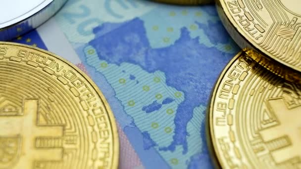 Oro Bitcoin BTC monedas que giran en billetes de euro — Vídeos de Stock