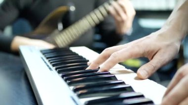 Piyano ve gitar karşı oynayan grup müzisyenler