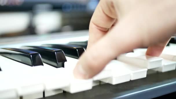 Пианисты играют на электронном пианино — стоковое видео