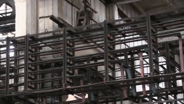 Старый промышленный гранж-зал с металлическими конструкциями — стоковое видео