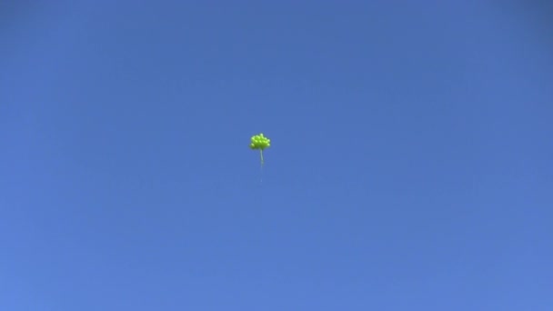 Κίτρινο αέρα μπαλόνια φόντο μπλε ουρανό — Αρχείο Βίντεο
